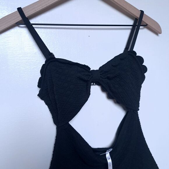 Cupshe Cutout Scallop Trim One Piece Swimsuit Black Medium NWT - Picture 3 of 9
